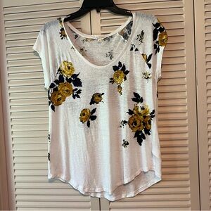 LUCKY BRAND Like New Cap Sleeve Floral Top  in Size Medium.